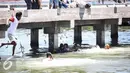 Warga melompat kelaut berusaha menolong anak kecil yang terjatuh ke laut di dermaga Muara Angke, Jakarta (24/3). Akibat kelalaian ibunya seorang anak tercebur ke laut dan langsung di selamatkan warga dan prajurit TNI AL. (Liputan6.com/Faizal Fanani)