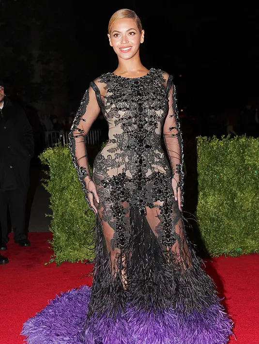 Pada Met Gala 2014, Beyonce tampil memukai dengan gaun transparan berwarna hitam dan ungu. (REX/Shutterstiock/HollywoodLife)