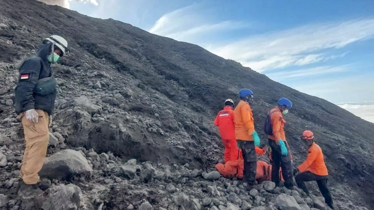 Evakuasi korban erupsi Gunung Marapi