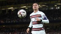 Bermodalkan skuat yang mumpuni, Cristano Ronaldo dan koleganya berusaha menguasai jalannya pertandingan. Mereka berusaha melancarkan beberapa serangan, namun belum mendapatkan hasil yang diharapkan. (AP/Peter Morrison)