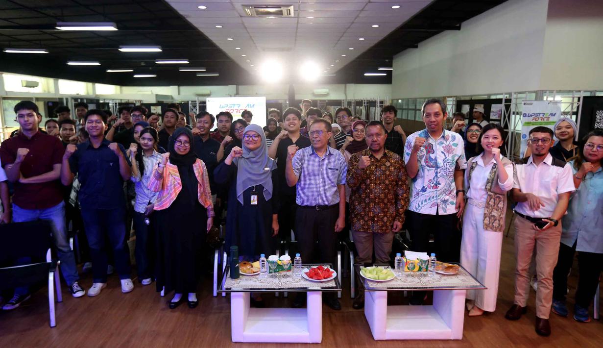  We Are The Energy” berfoto bersama di Gedung PPDT Galeri R FSRD, Universitas Trisakti, Jakarta, Rabu (12/11/2025). (Liputan6.com/Helmi Fithriansyah)