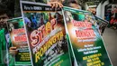 Sejumlah poster dibentangkan saat unjuk rasa yang digelar di depan Kedubes Myanmar, Jakarta, Jumat (25/11). Pengunjuk rasa menuntut pemerintah Myanmar segera menghentikan kekerasan terhadap penduduk muslim Rohingya. (Liputan6.com/Faizal Fanani)