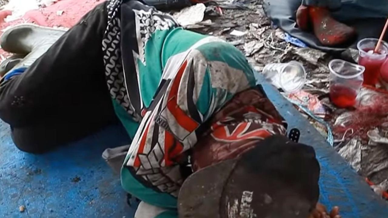 Dia menerangkan, warungnya tidak menetap. Kadang kala harus berpindah untuk menyesuaikan dengan lokasi kerja para pemulung.