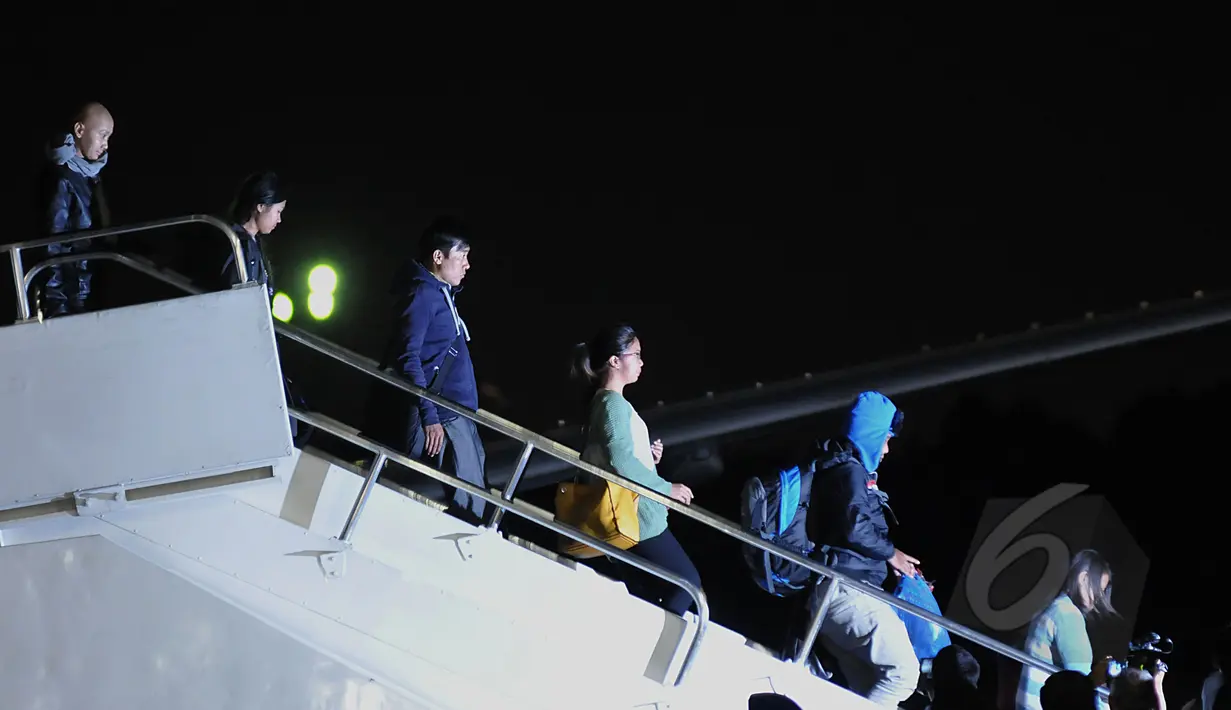 Rombongan WNI yang selamat dari gempa Nepal saat turun dari pesawat di Lanud Halim Perdana Kusuma, Jakarta, Rabu (6/5/2015). 26 WNI beserta relawan dan tim evakuasi tiba dengan pesawat Boeing 737-400 milik TNI AU. (Liputan6.com/Johan Tallo)