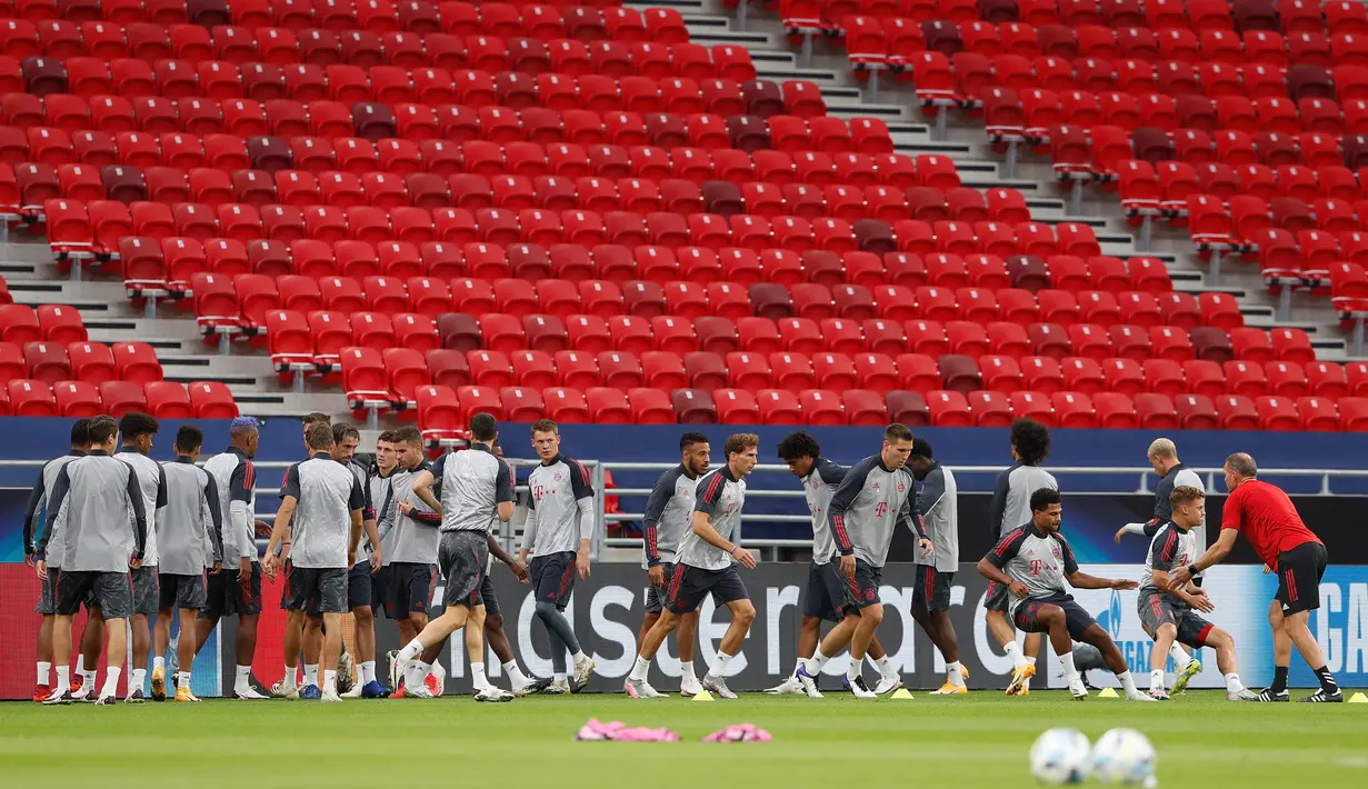 Pemain Bayern Munchen, Thomas Mueller, saat mengikuti sesi latihan jelang pertandingan Piala Super Eropa 2020 di Puskas Arena, Budapest, Kamis (24/9/2020). Bayern Munchen akan menghadapi juara Liga Europa, Sevilla. (AFP/Bernadett Szabo)