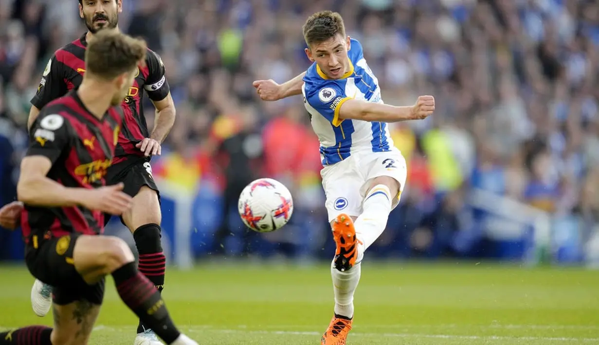 Pemain Brighton and Hove Albion, Billy Gilmour, melepaskan tendangan saat melawan Manchester City pada laga Liga Inggris di Stadion AMEX, Rabu (24/5/2023). Kedua tim bermain imbang 1-1. (AP Photo/Kirsty Wigglesworth)