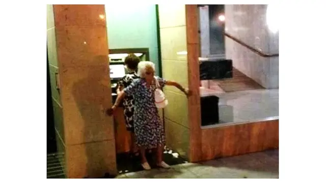 7 Aksi Kocak Nenek yang Bikin Cucunya Auto Kesal