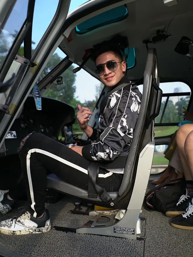Artis Ini Pilih Jalan-Jalan Naik Helikopter