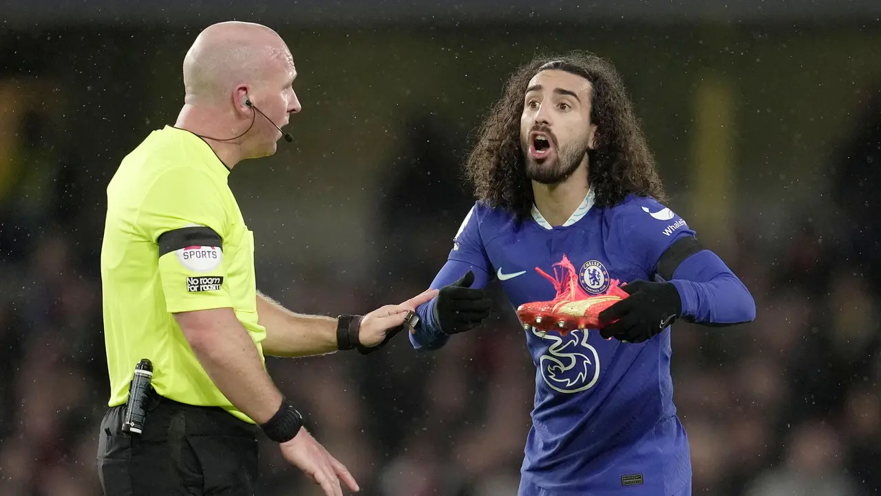 Foto: Momen Sepatu Marc Cucurella Robek saat Laga Chelsea Vs Bournemouth di Liga Inggris, Berakhir Pakai Beda Warna