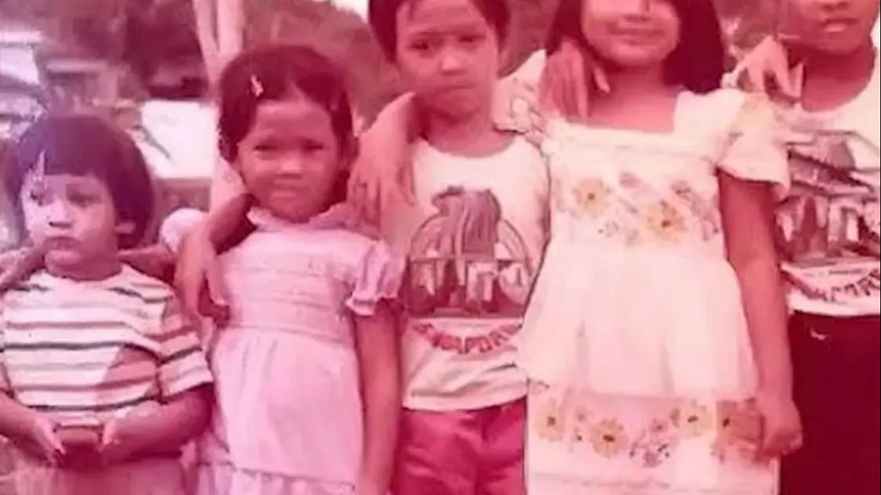 Puan semasa kecil ternyata seorang anak perempuan tomboy yang lihai dalam bermain layangan. Bahkan, dia jago memanjat genteng hingga masuk gorong-gorong.