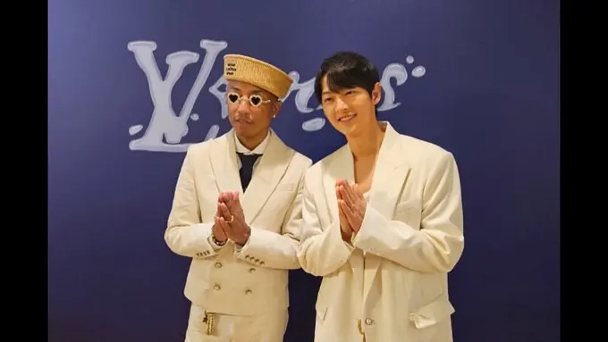 Tampilan Hot Daddy Song Joon Ki dengan Kaus Kutang Kena Kritik Saat Hadir di Louis Vuitton Men Pre Fall 2024 di Hong Kong