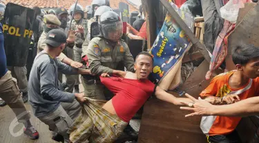 Aparat keamanan melakukan aksi membawa paksa warga yang mencoba bertahan saat penggusuran Pasar Ikan, Penjaringan, Jakarta, Senin (11/4). Bentrokan terjadi antara petugas dan warga yang menolak penggusuran di kawasan tersebut (Liputan6.com/Gempur M Surya)