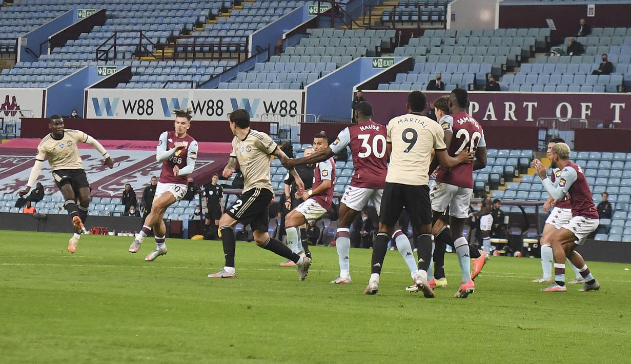 Pemain Manchester United Paul Pogba (kiri) mencetak gol ke gawang Aston Villa pada pertandingan Premier League di Villa Park, Birmingham, Inggris, Kamis (9/7/2020). Manchester United menang 3-0. (AP Photo/Shaun Botterill, Pool)