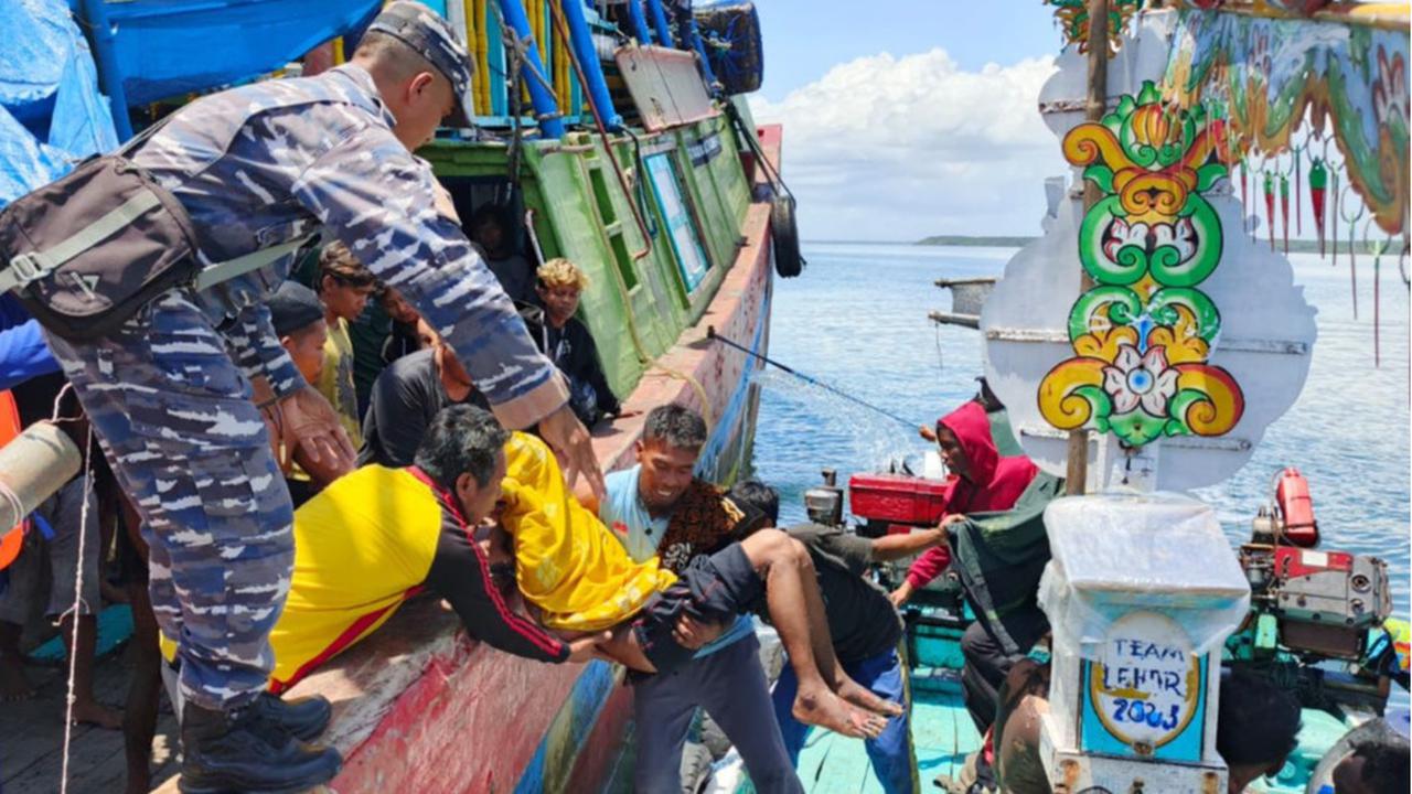 TNI AL Bantu Evakuasi Korban Kebakaran KM Anugrah Indah di Perairan Sumbawa Lombok