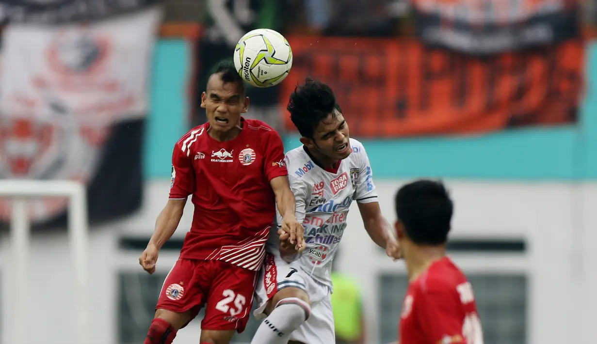 Gelandang Persija Jakarta, Riko Simanjuntak, duel udara dengan gelandang Bali United, Miftahul Hamdi, pada laga Piala Indonesia 2019 di Stadion Wibawa Mukti, Minggu (5/5). Persija menang 1-0 atas Bali United. (Bola.com/M Iqbal Ichsan)