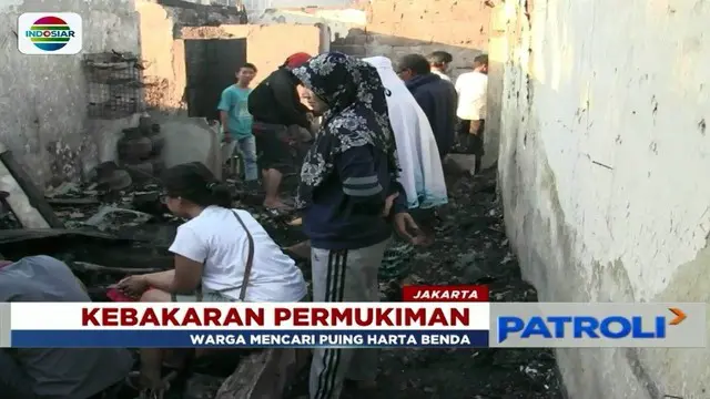 Korban Kebakaran Kembangan Cari Sisa Harta Benda dari Puing Bangunan