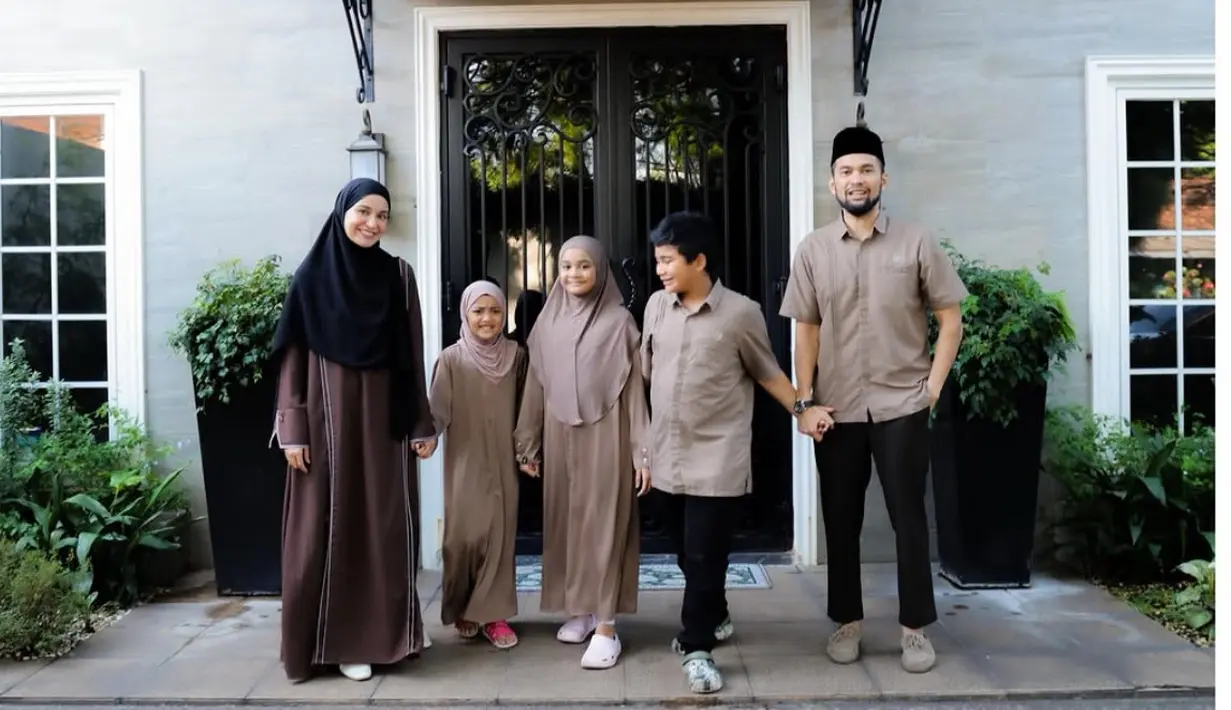 Tahun ini, Shireen Sungkar mengenakan abaya coklat tua dipadukan kerudung hitam. Ketiga anaknya dan Tengku Wisnu kompak dengan baju muslim coklat. [@shireensungkar]