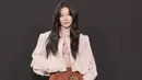 <p>Seulgi tampil dengan rok balon disertai jaket cropped yang hadirkan detail volume. [Foto: Chlo&eacute;.dok]</p>