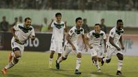 Para pemain PSMS melakukan selebrasi usai mengalahkan Persebaya pada laga perempat final Piala Presiden di Stadion Manahan, Solo, Sabtu, (3/2/2018). PSMS menang adu penalti atas Persebaya dengan skor 4-3. (Bola.com/M Iqbal Ichsan)