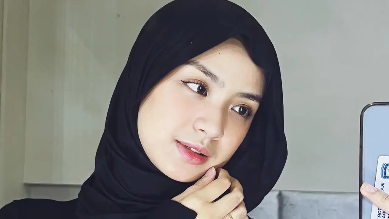 Potret 6 Artis Pakai Jilbab Meleyot, Tren Hijab yang Populer di Tahun 2025