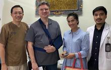 Potret Erick Meijer Suami Maudy Koesnaedi Mengalami 'Kecelakaan', Rayakan Ulang Tahun dengan Menggunakan Penyangga Tangan