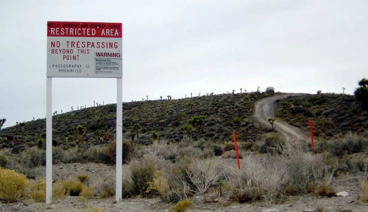 Mungkin belum banyak orang yang tahu dimana Area 51 itu berada. Area 51 berada di bagian selatan Nevada, 83 mil dari Las Vegas bagian barat laut. Tempat ini dikabarkan tempat yang sangat rahasia dan mempunyai banyak rahasia didalamnya. (1.bp.blogspot.com)