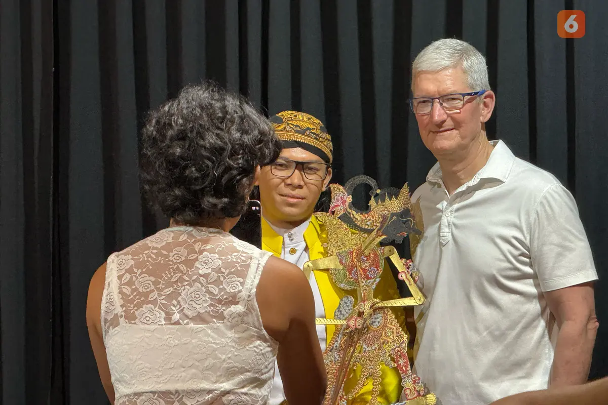 CEO Apple Tim Cook mengunjungi Museum Wayang bersama photojournalist Nyimas Laula, bertemu dengan dalang wayang kulit Fakih Tri Sera Fil Ardhi. Liputan6.com/Yuslianson