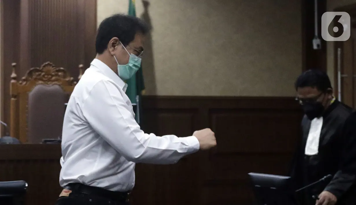Terdakwa suap penanganan perkara korupsi di Lampung Tengah yang juga mantan Wakil Ketua DPR Azis Syamsuddin usai sidang pembacaan putusan di Pengadilan Tipikor Jakarta, Kamis (17/2/2022). Azis Syamsuddin divonis hukuman 3 tahun 6 bulan penjara dan denda Rp 250 juta. (Liputan6.com/Helmi Fithriansyah)