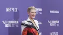 Cate Blanchett berpose untuk fotografer saat tiba untuk pemutaran perdana film 'Guillermo del Toro's Pinocchio' selama Festival Film London 2022 di London, Sabtu, 15 Oktober 2022. Aktris Australia berusia 53 tahun, yang memerankan Sprezzatura dalam film animasi yang dipimpin oleh lawan mainnya Gregory Mann sebagai Pinocchio, tampak apik dalam pakaian uniknya. (Photo by Scott Garfitt/Invision/AP)