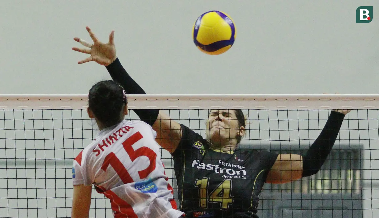 Pemain Jakarta Pertamina Fastron, Prisilla Rivera Brens, berusaha menghadang bola pukulan pemain Jakarta Elektrik PLN, Shintia Alliva, pada laga PLN Mobile Proliga 2022 di Padepokan Voli Jenderal Polisi Kunarto, Sentul, Minggu (161/ 2022). (Bola.com/M Iqbal Ichsan)