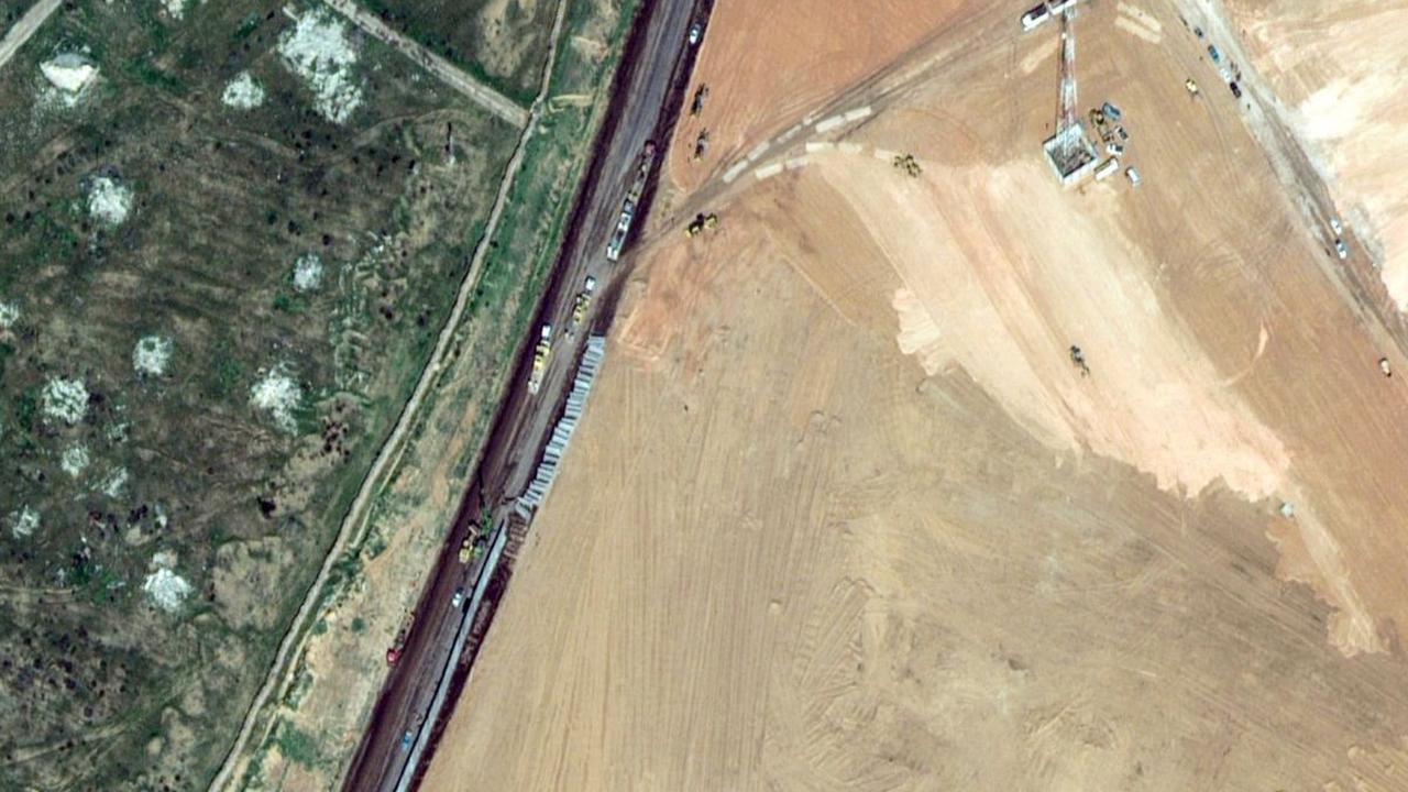 Mesir dilaporkan membangun zona penyangga di dekat perbatasan dengan Jalur Gaza. Pembngunan zona yang dibentengi tembok beton itu terjadi di tengah meningkatnya kekhawatiran serangan darat Israel ke Kota Rafah yang membuat ratusan ribu warga Jalur Gaza me