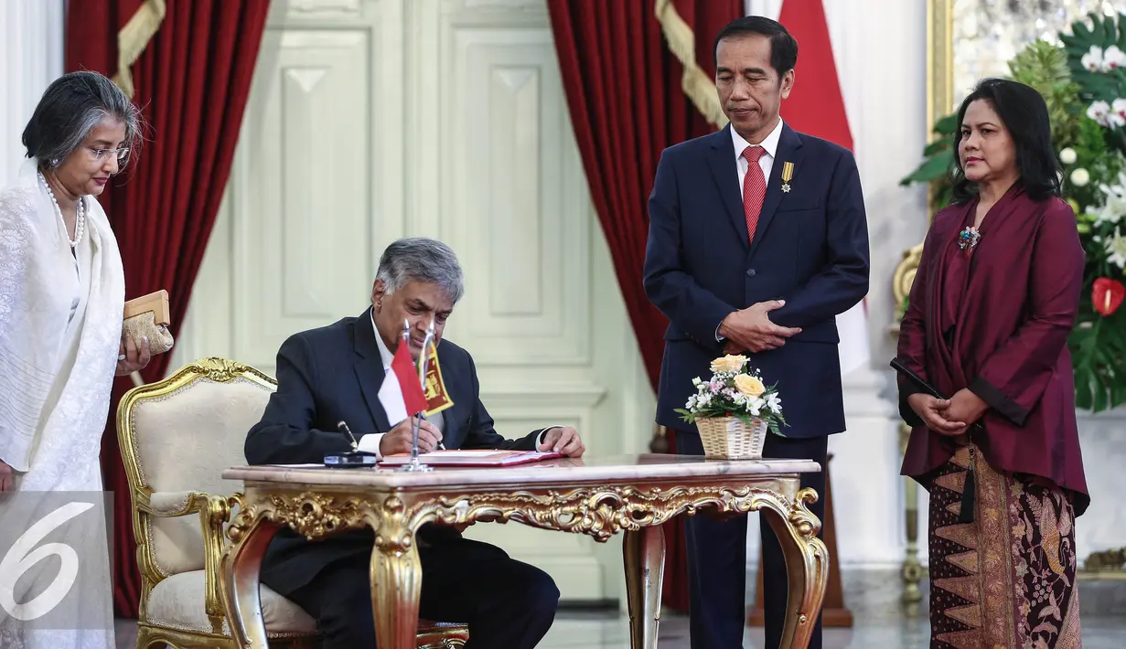 PM Republik Demokratik Sosialis Sri Lanka, H.E. Mr. Ranil Wickremesinghe beserta Mrs. Maithree Wickremesinghe mengisi buku tamu di Istana Merdeka, Jakarta, Rabu (3/8). Pertemuan membahas bilateral kedua negara. (Liputan6.com/Faizal Fanani)