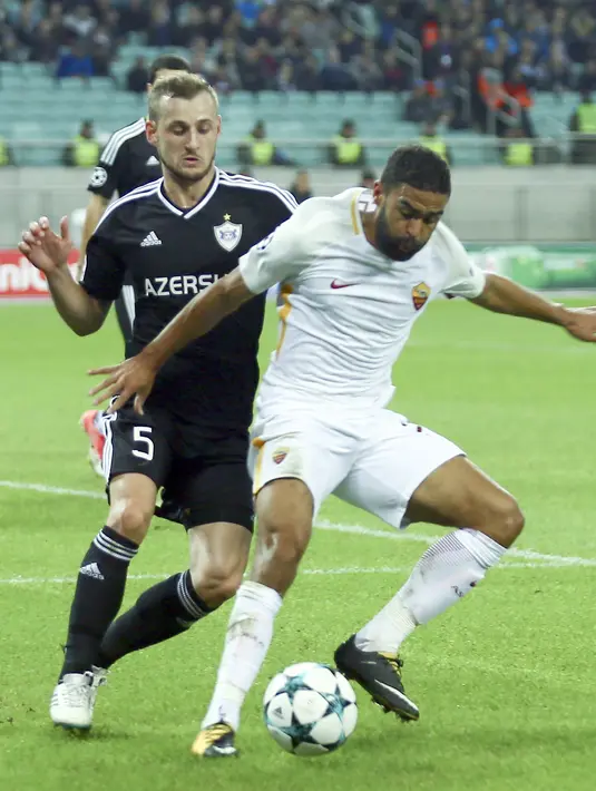 Pemain AS Roma, Gregoire Defrel (kanan) berusaha keluar dari tekanan pemain  Qarabag FK,  Maksim Medvedev pada laga grup C Liga Champions di Baki Olimpiya Stadionu, Baku, (27/9/2017). AS Roma menang 2-1. (AP/Aziz Karimov)