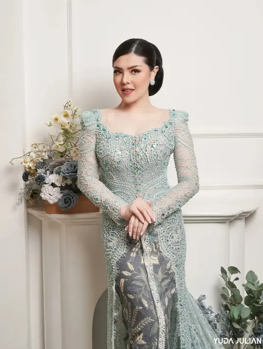 Potret terbarunya saat mengenakan baju kebaya berhasil curi perhatian. Tina Toon tampil cantik mengenakan kebaya modern berwarna tosca dan bawahan kain batik senada. Ia juga terlihat semakin ramping dengan garis pipi yang tirus. (Liputan6.com/IG/@yudajulianofficial)