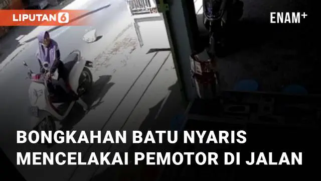 Seorang pemotor perempuan nyaris terkena bongkahan batu yang jatuh dari sebuah truk terekam CCTV