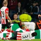 Bek Manchester United, Luke Shaw terjatuh saat dijegal bek PSV, Hector Moreno pada pertandingan Grup B Liga Champions di Stadion Philips, Belanda (16/9/2015). Kaki kanan Shaw dikabarkan patah setelah dilanggar. (Reuters/Michael Kooren)