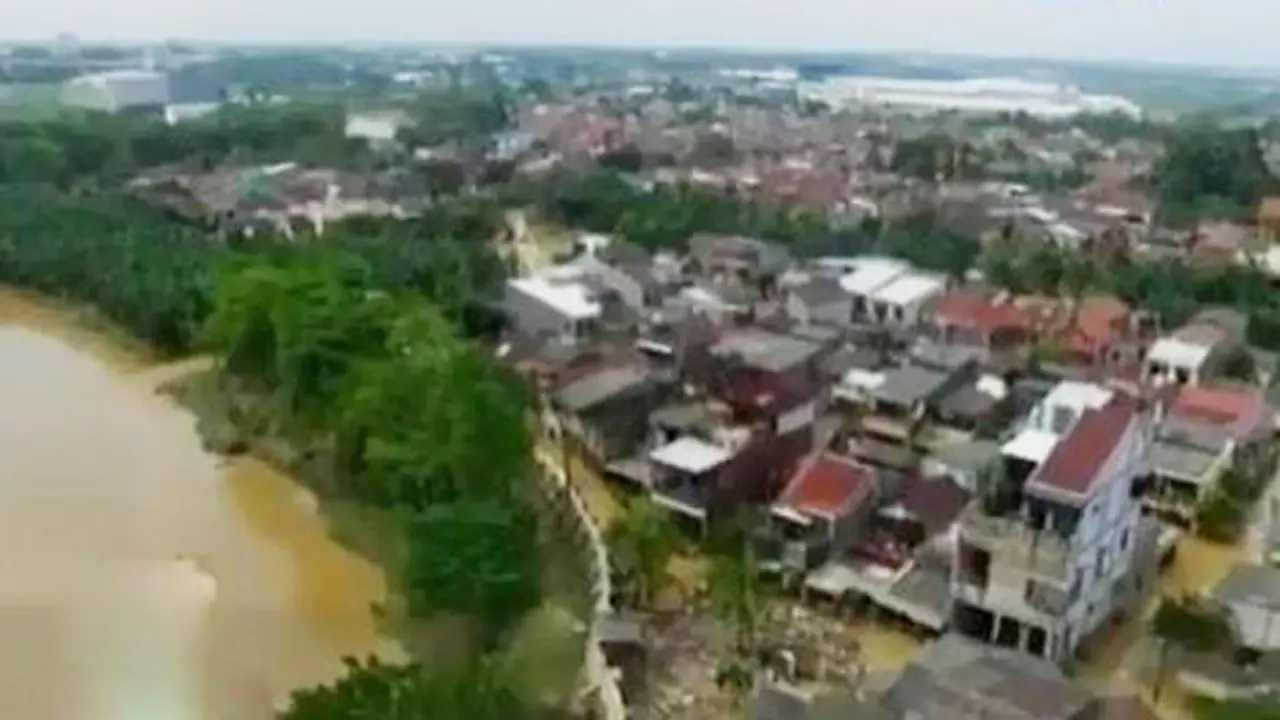 Tanggul Jebol di Bekasi Diperbaiki hingga Beban Bumi Makin Berat