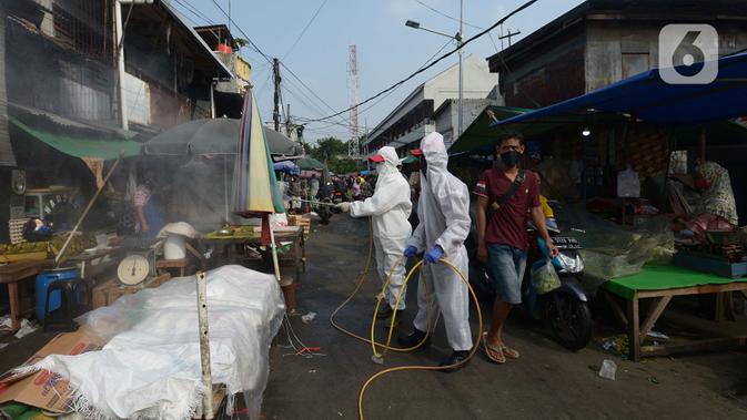 Petugas Palang Merah Indonesia (PMI) melakukan spraying pasar Karang Anyar dengan cairan disinfektan, Jakarta Pusat, Rabu (24/6/2020). Penyemprotan cairan disinfektan yang dilakukan tesebut untuk memutus penyebaran virus corona (COVID-19) pada PSBB Transisi new normal. (merdeka.com/Imam Buhori)