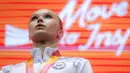 Pesenam asal Rusia, Angelina Melnikova dengan khidmat mendengarkan lagu kebangsaannya saat podium aparatus putri nomor meja lompat Kejuaraan Dunia Gimnastik 2025 di Indonesia Arena, Senayan, Jakarta, Jumat (24/10/2025). (Bola.com/Bagaskara Lazuardi)
