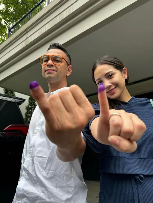 Nagita Slavina tampak bergaya santai dengan tracksuit bernuansa navy. Ia juga terlihat melengkapi gayanya dengan tas Goyard Anjou mini bernuansa hijau. [@raffinagita1717]