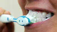 Saat ini para ahli kesehatan sedang sibuk mendiskusikan bahaya butiran mikroplastik yang terdapat dalam pasta gigi.