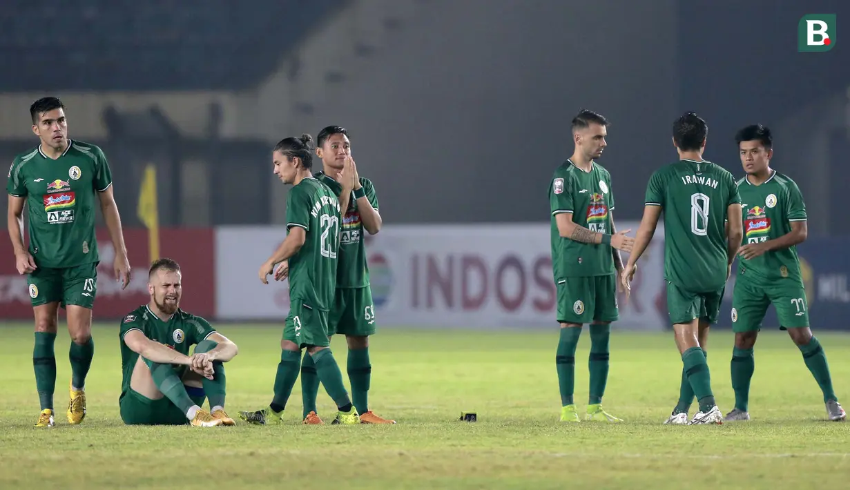 Ekspresi para pemain PSS Sleman saat babak adu penalti melawan Bali United dalam laga perempatfinal Piala Menpora 2021 di Stadion Si Jalak Harupat, Bandung, Senin (12/4/2021). PSS Sleman menang 4-2 melalui adu penalti. (Bola.com/Ikhwan Yanuar)