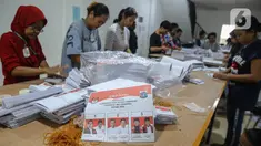 Pekerja menyortir dan melipat surat suara Pilkada DKI Jakarta 2024 di Gudang Logistik Komisi Pemilihan Umum (KPU) Jakarta Pusat, Rabu  (23/10/2024). (Liputan6.com/Angga Yuniar)