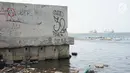 Suasana perbatasan laut dan daratan di kawasan Muara Baru, Jakarta Utara, Selasa (30/7/2019). Naiknya permukaan air laut selama bertahun-tahun menyebabkan kawasan tersebut terendam banjir hingga menyatu dengan lautan. (Liputan6.com/Immanuel Antonius)