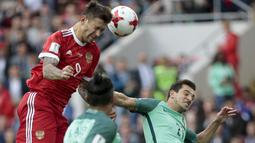 Pemain Rusia, Fedor Smolov (atas) berebut bola dengan para pemain Portugal pada laga grup A Piala Konfederasi 2017 di Spartak Stadium, Moscow, (21/6/2017). Portugal menang 1-0. (AP/Ivan Sekretarev)
