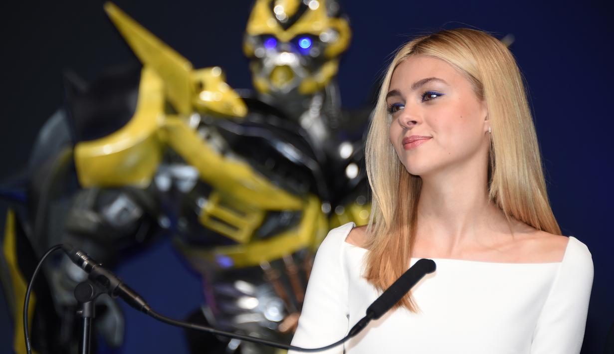 Nicola Peltz memberikan keterangan pers saat mempromosikan film terbarunya "Transformers: Age of Extinction" di Tokyo pada (29/6/2014). Nicola Peltz merupakan pemeran Tessa Yeager dalam film Transformers: Age of Extinction. (AFP PHOTO/Toru Yamanaka)