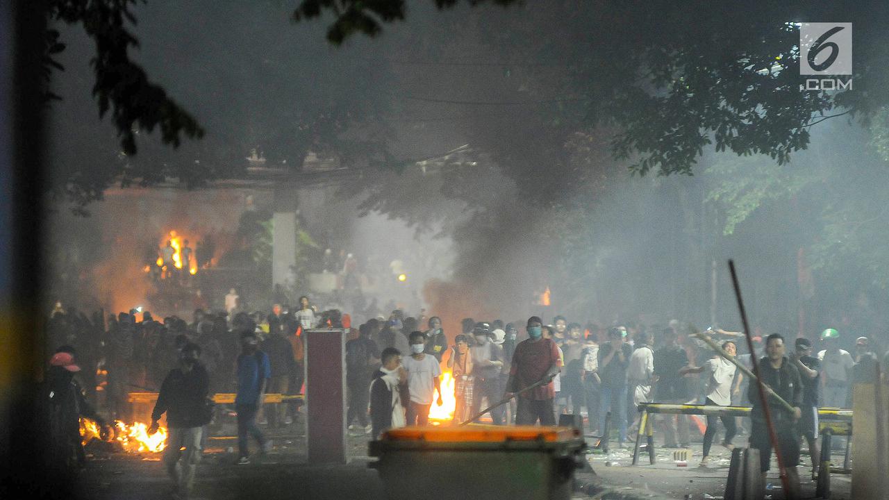 Kawasan Tanah Abang Rusuh Polisi Paksa Mundur Massa Aksi