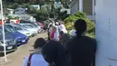 Orang-orang membentuk rantai manusia untuk melindungi jemaah salat Jumat di Hagley Park luar masjid Al-Noor, di Christchurch, Selandia Baru, Jumat (22/3). Ibadah itu digelar sepekan selepas penembakan brutal di kota Christchurch. (Sue Teodoro via REUTERS)