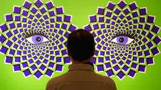 Seorang pria mengamati gambar ilusi optik dalam pameran bertajuk 'Tricked! - The Spectacular Illusion Exhibition' di Kastil Augustusburg di Augustusburg, Jerman, 1 Oktober 2019. Pameran itu menghadirkan karya seniman Meksiko Yunuen Esparza yang mulai dibuka pada 5 Oktober 2019. (AP/Jens Meyer)