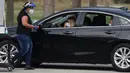 Petugas kesehatan memeriksa warga sebelum mengarahkan ke area vaksinasi COVID-19 drive-thru di Vista View Park, Davie, Florida, Amerika Serikat, 4 Januari 2021. Lokasi vaksinasi COVID-19 drive-thru tersebut disiapkan untuk penduduk Broward yang berusia 65 tahun ke atas. (Joe Raedle/Getty Images/AFP)